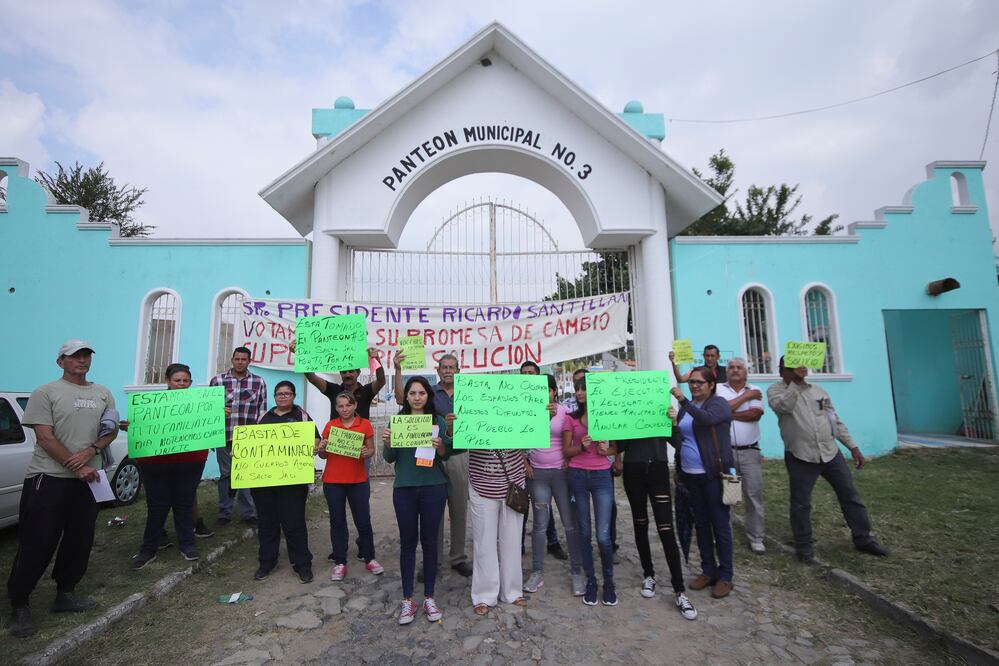 Habitantes del municipio de El Salto se manifestaron para hacer publica su incoformidad luego de que el gobierno del estado seleccionara el panteón municipal para colocar los cuerpos (Foto: Carlos Zepeda / EL UNIVERSAL)