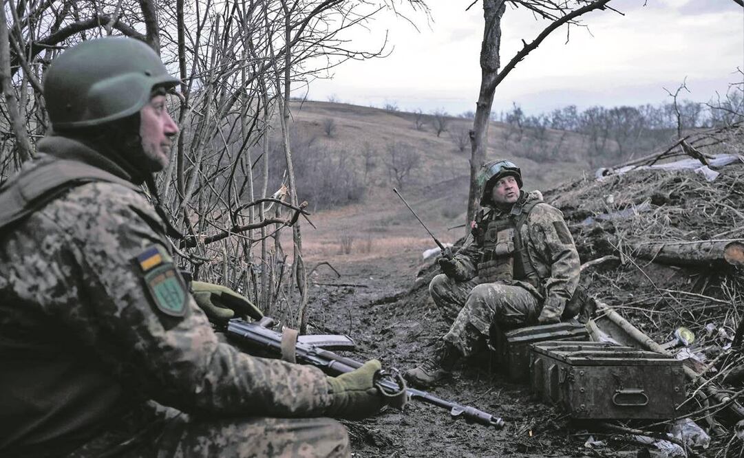 Soldados ucranianos en la línea de frente cerca de Bakhmut, en la región de Donetsk, donde se concentran los combates.