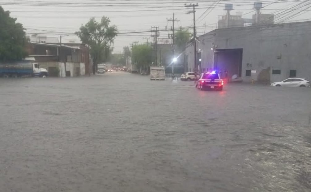 Varias avenidas y colonias sufrieron afectaciones por nivel del agua, lo que dificultó el paso de vehículos y peatones. Fotos: Especiales.