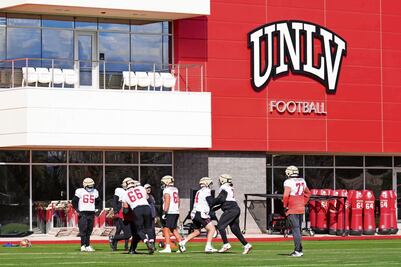Previo al Super Bowl, los 49ers entrenan en campo impropio