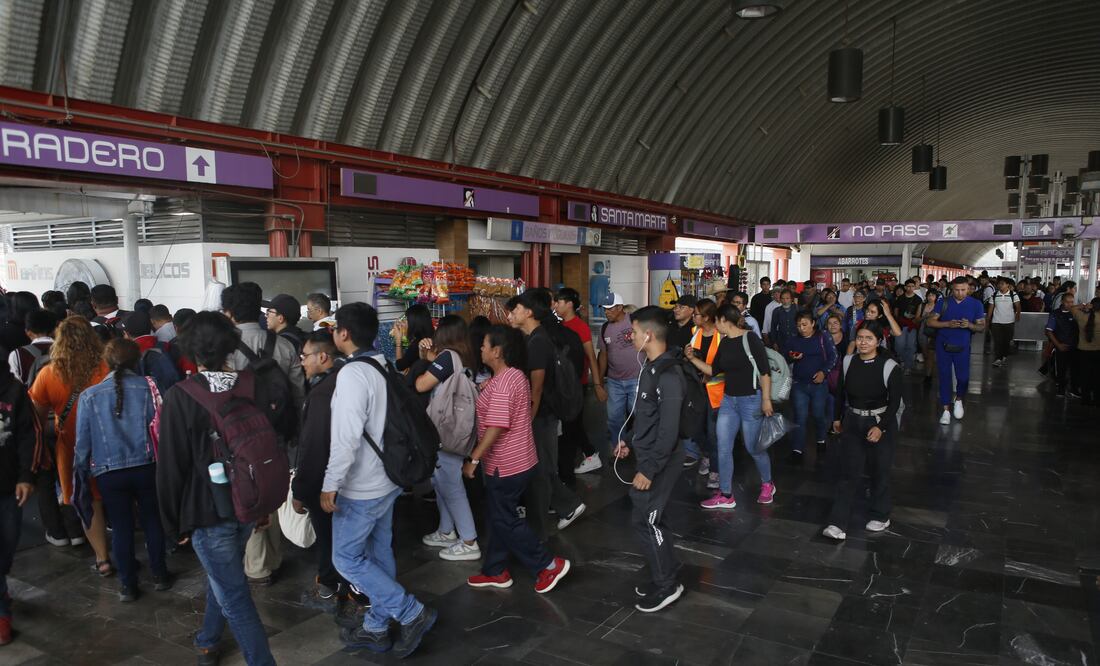 Tras 7 horas de labores, ya quedó restituido en su totalidad, el servicio en la Línea A del Metro. (Foto: Fotos Darío Luna / El Universal)
