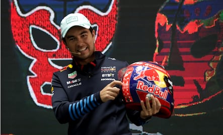Checo Pérez presenta el casco que usará en el GP de México 2024; está inspirado en la lucha libre