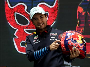 Checo Pérez presenta el casco que usará en el GP de México 2024; está inspirado en la lucha libre