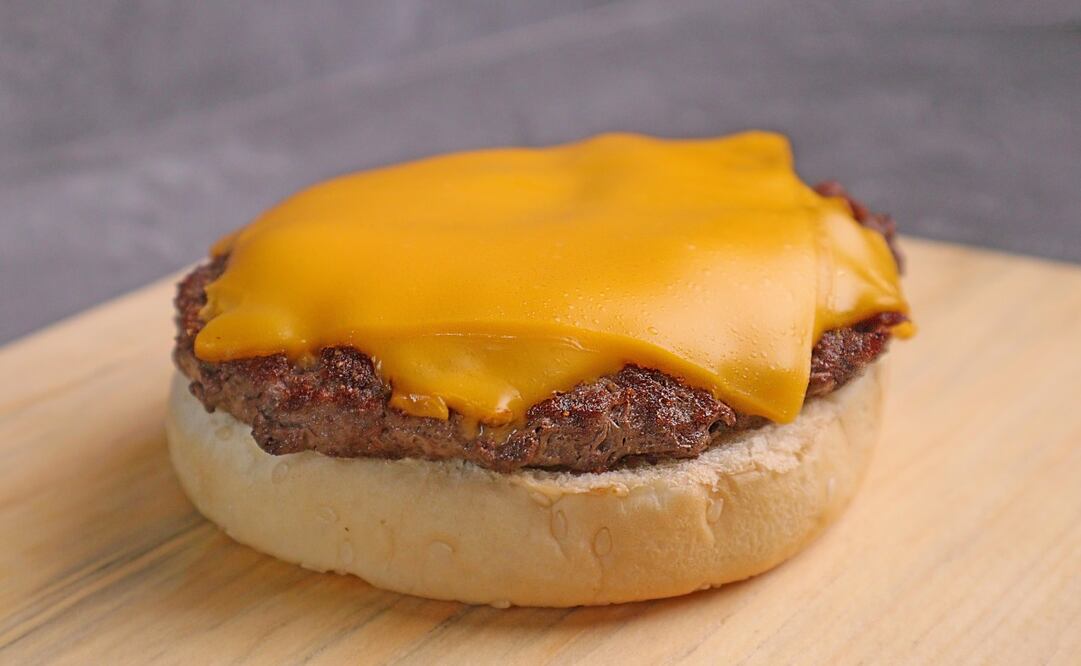 El queso amarillo es uno de los más dañinos. Imagen: Unsplash