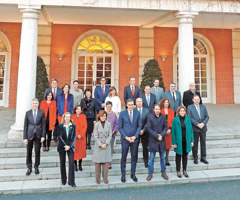 El presidente del gobierno, Pedro Sánchez, posó con su nuevo gabinete de ministros en el Palacio de la Moncloa, antes del primer Consejo de Ministros celebrado el martes pasado, en Madrid. Foto: EMILIO NARANJO. EFE