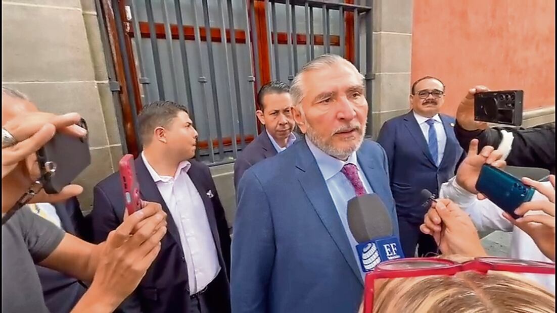 Adán Augusto López, coordinador de Morena en el Senado, demeritó la consulta que realiza la Corte para que se suspendan la discusión y aprobación de la reforma judicial. Foto: Especial