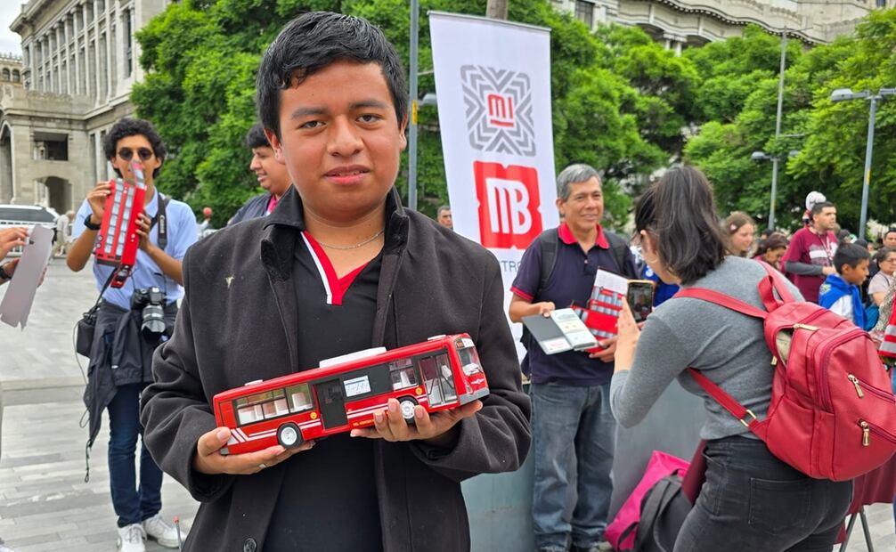 Desde las 15:00 horas  ya había una larga fila de cientos de capitalinos esperando obtener uno de estos objetivos conmemorativos. Foto: Jorge Medellín / EL UNIVERSAL
