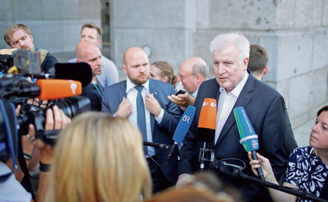 El ministro del Interior alemán, Horst Seehofer, durante una conferencia de prensa previa al encuentro de los partidos de la coalición en el gobierno. (AXEL SCHMIDT. REUTERS)