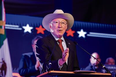Embajador Ken Salazar da positivo a Covid-19