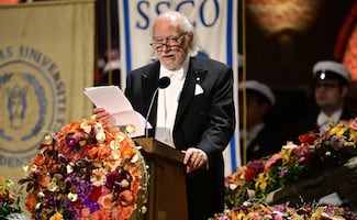 Así celebró Budapest el Nobel de Literatura 2025 de Krasznahorkai: un camión-libro que recorrió la ciudad