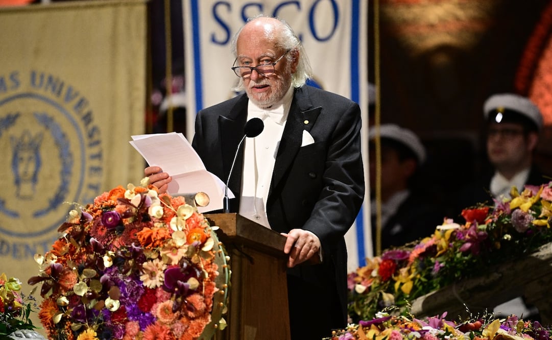 El Premio Nobel de Literatura, László Krasznahorkai, pronuncia su discurso durante el banquete del Premio Nobel. Foto: Jonas Ekströmer/TT via AP.