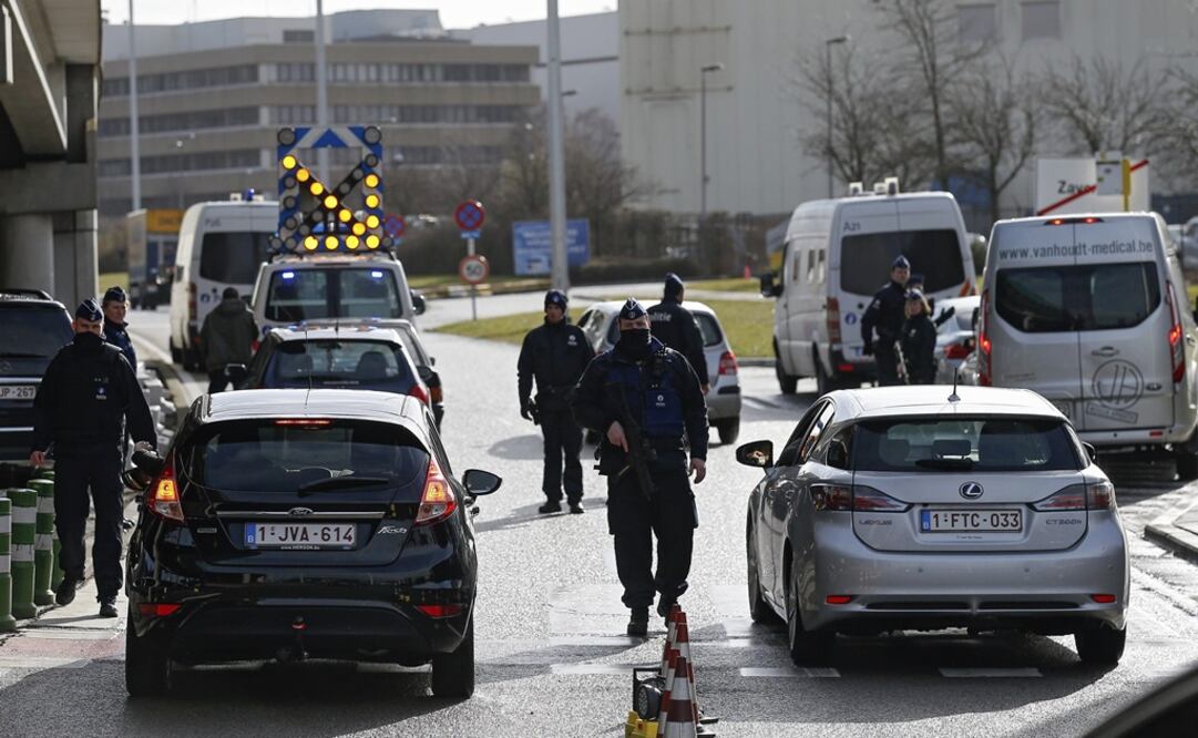 La policía revisa vehículos en el acceso al aeropuerto de Zaventem, en Bruselas (EFE)
