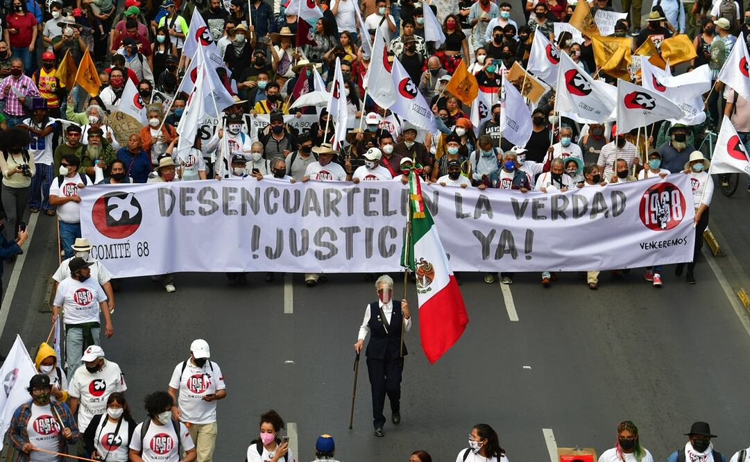 Miles de participantes marcharon desde Tlatelolco hacia el Zócalo de la Ciudad de México, en punto de las 16:00 horas, con la consigna que se ha escuchado desde hace más de medio siglo: “El 2 de octubre no se olvida”. Foto: Hugo García. El Universal