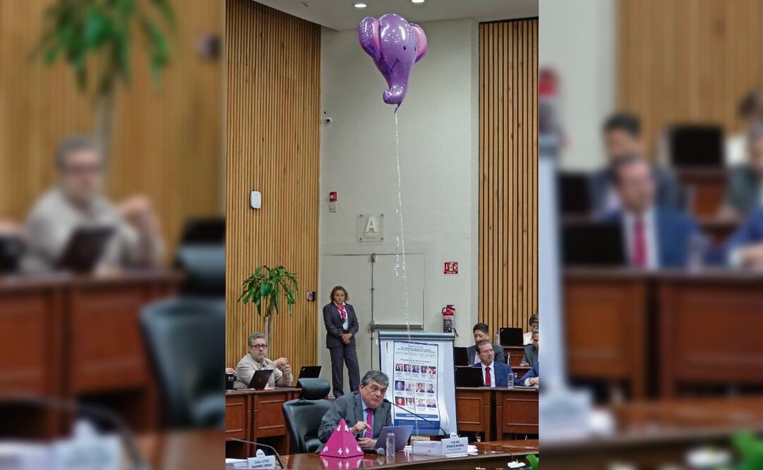 Con un globo en forma de elefante, consejeros chocaron sobre los acordeones del 1 de junio. Foto: Rogelio Morales / CUARTOSCURO