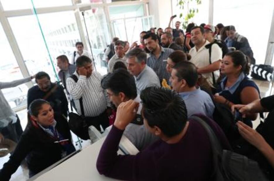 Más de 100 pasajeros llevan varados 21 horas en aeropuerto de Chiapas