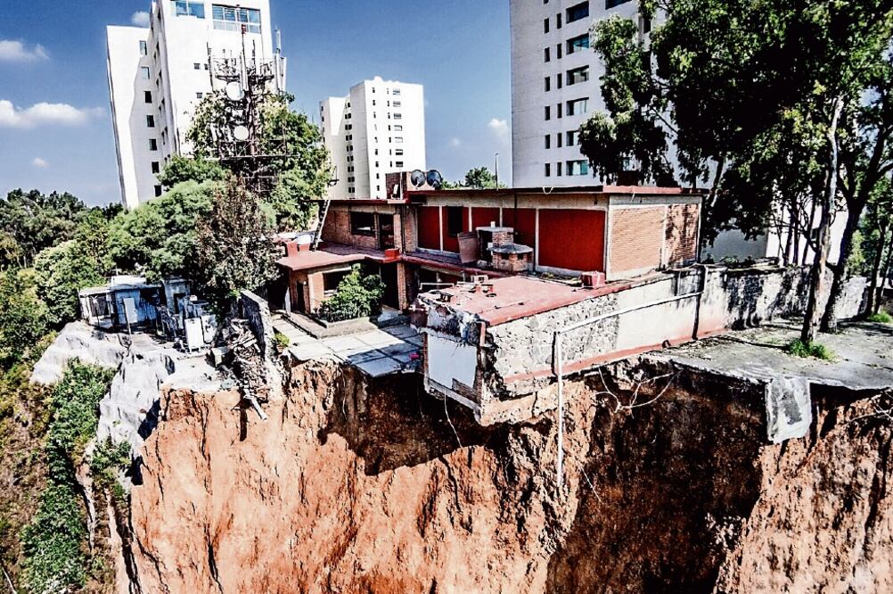 La vivienda de Altavista 111, propiedad de Arturo Rosette, quedó en alto riesgo tras los deslaves en un talud de Santa Fe. E S P EC I A L