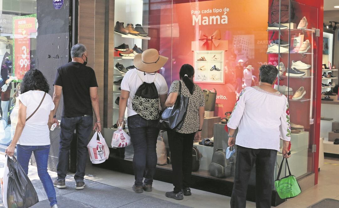 Algunas madres de familia salieron a las tiendas del Centro Histórico de la capital para escoger su regalo. Foto: Carlos Mejía/ EL UNIVERSAL