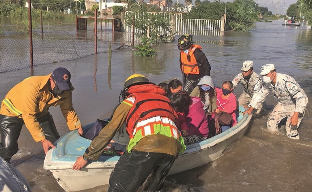 En algunas zonas del municipio de San Juan del Río se tuvo que transportar a las personas por medio de lanchas por la inundación. Foto: ESPECIAL