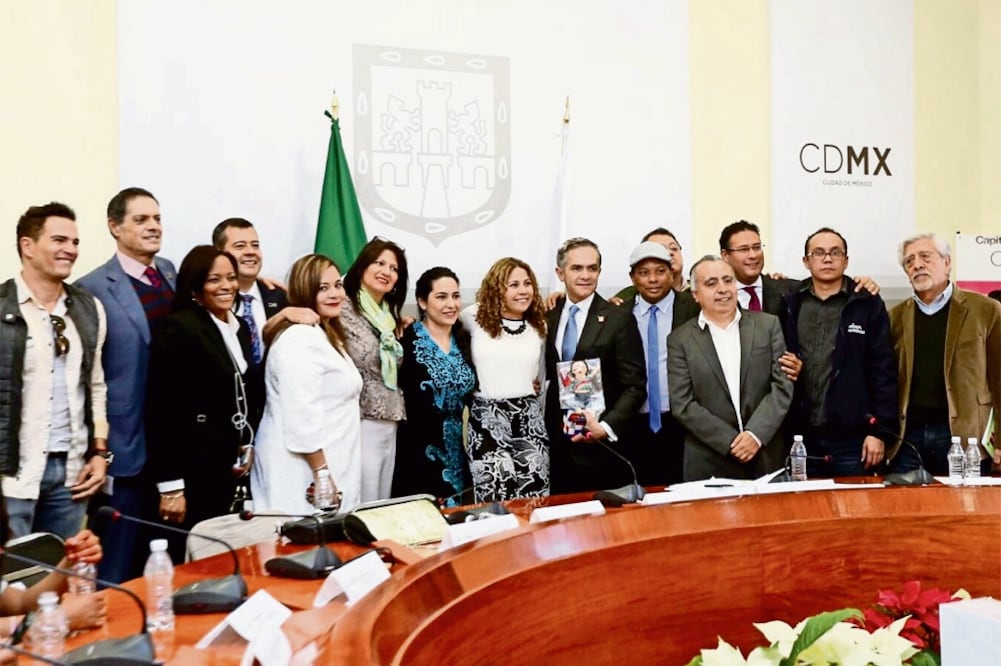 Miguel Ángel Mancera subió una fotografía a sus redes sociales tras la audiencia pública que mantuvo con mujeres en situación de calle (FOTO TOMADA DE TWITTER)