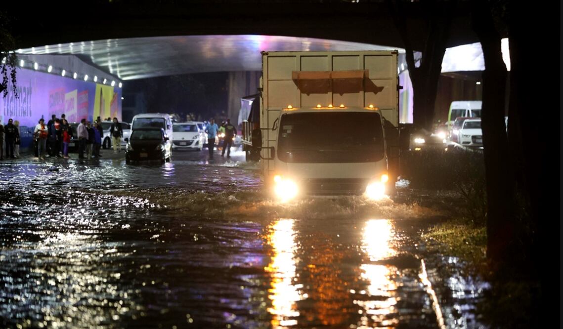 Las fuertes lluvias que se registran este jueves inundan diversas vialidades como Periférico y Viaducto Tlalpan en la Ciudad de México, el 31 de julio de 2025. Foto: Valente Rosas/EL UNIVERSAL