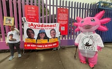 Madres buscadoras protestan durante exhibición del trofeo mundialista en Iztacalco; exigen mayor apoyo para localizar a sus familiares 