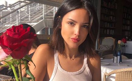 Eiza González, con camiseta y sin sostén