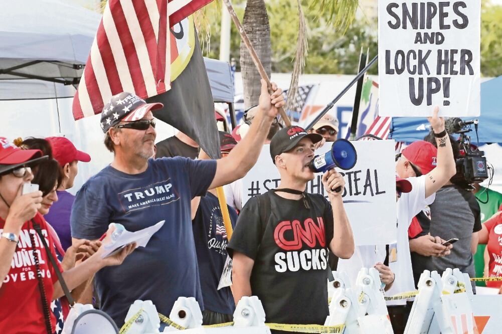 Manifestantes se reunieron afuera de la Oficina del Supervisor de Elecciones, en el Condado de Broward, Florida, mientras se lleva a cabo el recuento electoral. (CARL JUSTE. AP)