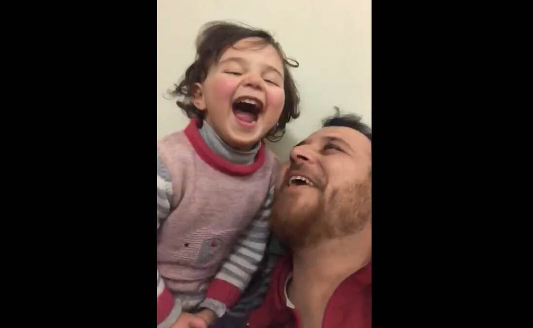 “Vamos a reír cuando caiga la bomba”; en medio de bombardeo, padre sirio enseña a su hija a reírse