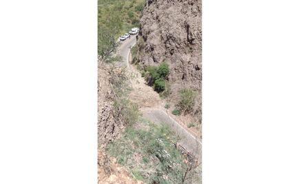 Lluvias provocan desprendimiento de roca en cerro de Nogales, Sonora y provoca muerte de mujer que viajaba en auto con su hija