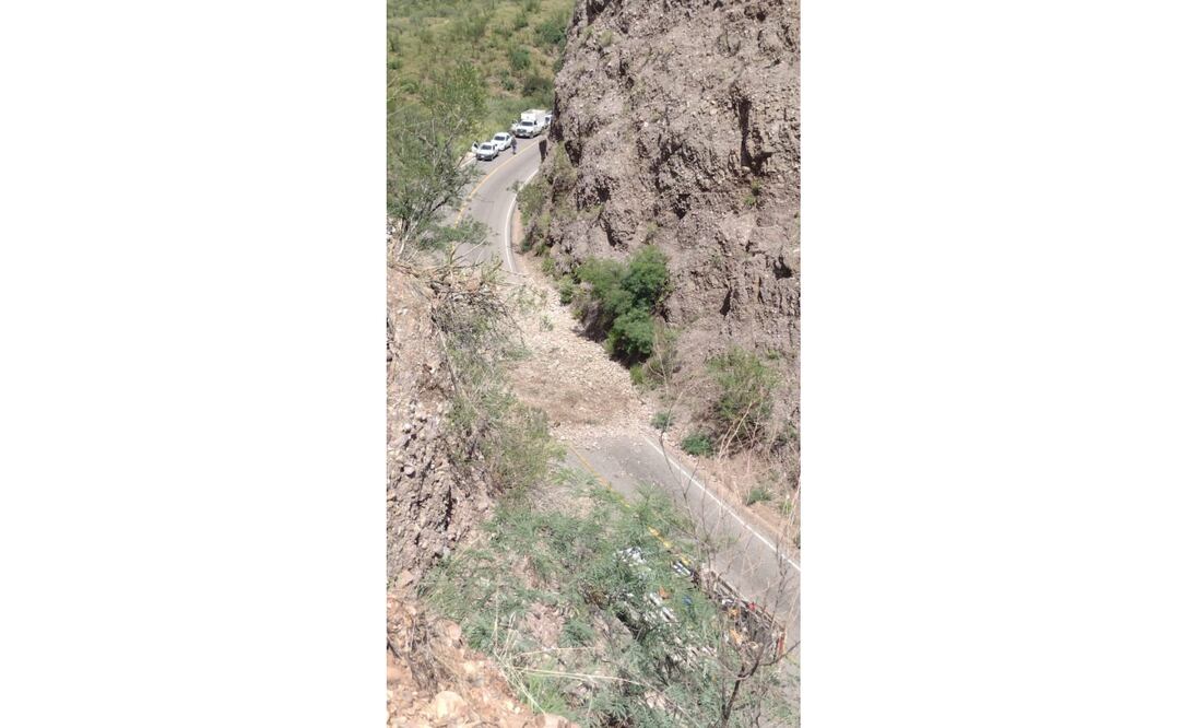 En Sonora lluvias desprenden roca de cerro y provoca muerte de mujer a bordo de un auto; corriente de Río Bacanuchi arrastra a un hombre
Foto: Especial.