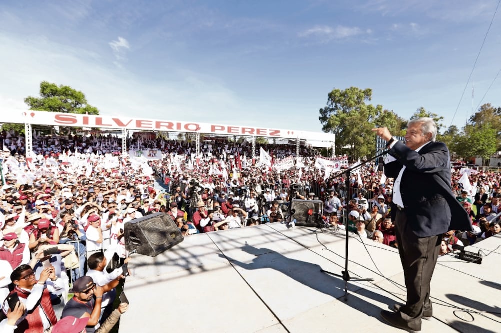 En el municipio de Texcoco, Andrés Manuel López Obrador dijo que, según sus cuentas, hasta el momento se han destinado 40 mil millones de pesos para el NAIM (VALENTE ROSAS. EL UNIVERSAL)