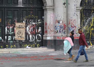 Encapuchados vandalizan fachada del Palacio Legislativo en Toluca