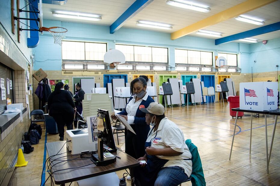 Trabajadores electorales, en el colegio electoral ubicado en la escuela primaria Warren E. Bow durante la votación de las primarias en Detroit, Michigan. Foto: EFE