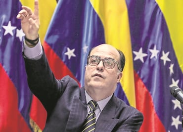 Maduro estaría "planeando" exilio en países árabes o en Europa: Julio Borges
