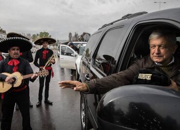 Esposa de AMLO no tiene un Mercedes, ni su hijo un Lamborghini: Verificado 2018