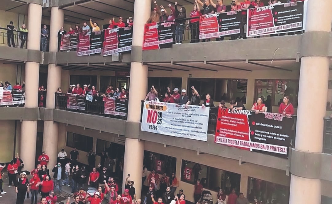 Miles de maestros en varias entidades del territorio nacional se manifestaron e hicieron plantones en rechazo a
las modificaciones a la Ley del ISSSTE. Foto Especial