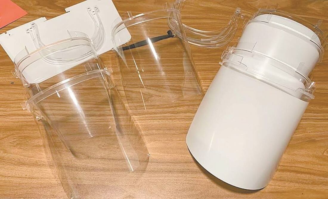 Las caretas para profesionales de la salud están hechas de acrílico y la pieza frontal se hace con un pet especial, ambos materiales son sanitizables y, por lo tanto, reutilizables. FOTOS: ESPECIAL