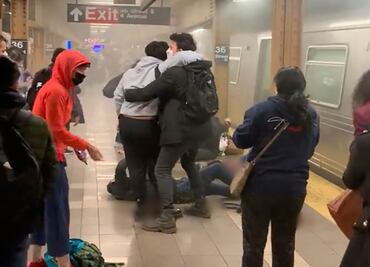 "Están luchando por sus vidas": reportan 5 heridos graves tras tiroteo en metro de Nueva York