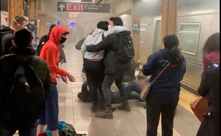 "Están luchando por sus vidas": reportan 5 heridos graves tras tiroteo en metro de Nueva York