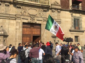 Inicia en Palacio Nacional reunión entre AMLO y la CNTE