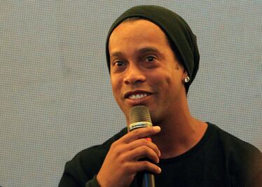 Ronaldinho es citado a comparecer su vínculo con empresa de pirámide financiera