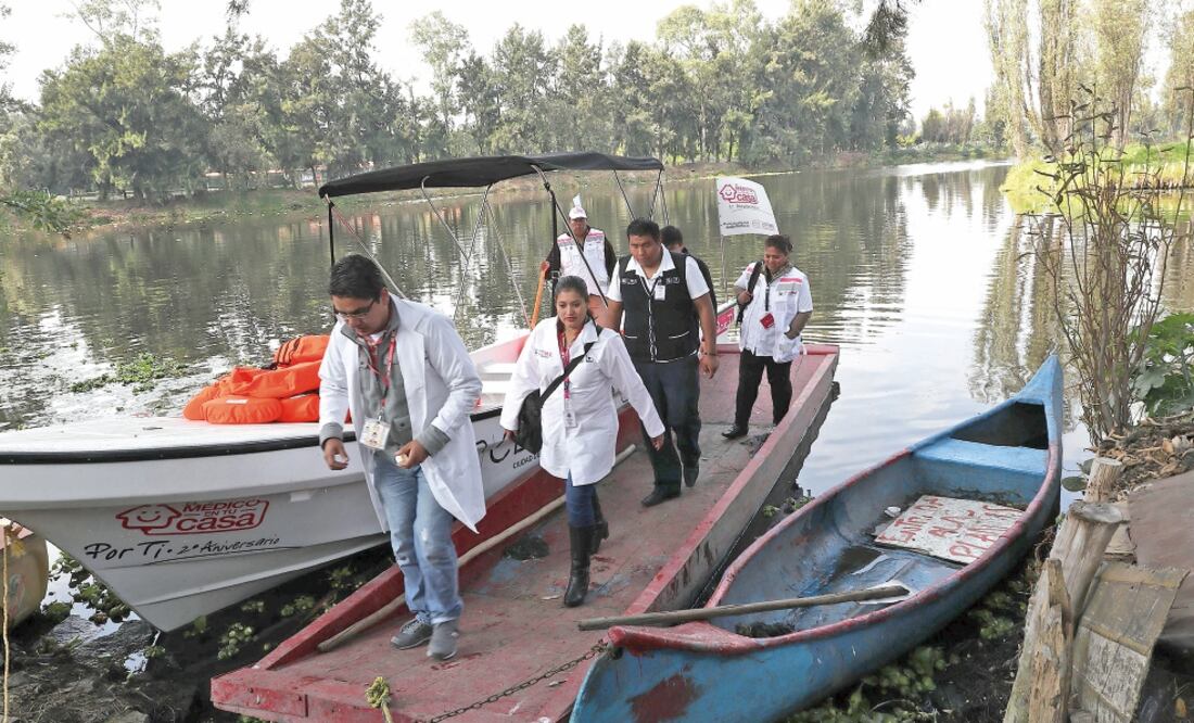 El equipo de Médico en tu Casa, adscrito a la Secretaría de Salud capitalina, ha visitado las 16 delegaciones de la Ciudad de México en busca de personas que padezcan sobrepeso; en esta ocasión recorrió en lancha la zona de Xochimilco (JUAN CARLOS REYES)