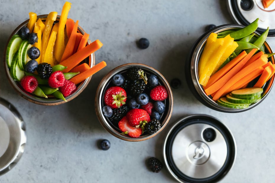 El refrigerio escolar debe cubrir entre el 15% y el 20% de la energía total diaria requerida según la etapa de desarrollo. Foto: S'well. Unsplash