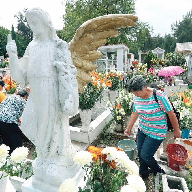 A pesar de la suspensión del servicio de agua en la Ciudad, los panteones en la alcaldía de Iztapalapa tuvieron garantizado el abasto del recurso durante la celebración de Día de Muertos. (ARIEL OJEDA. EL UNIVERSAL)