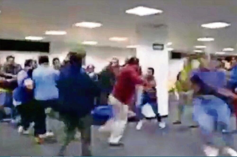 Evidencia. En videos se puede ver la pelea entre perredistas y cómo algunos militantes usaron objetos para golpear a correligionarios