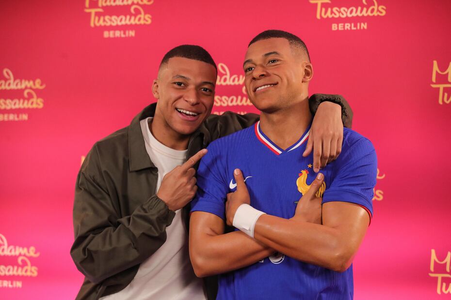 Kylian Mbappe posa junto a su escultura de cera en el museo Madame Tussauds de París - Foto: EFE