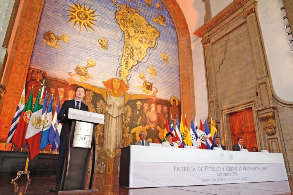 El titular de la SEP, Aurelio Nuño Mayer, encabezó la entrega de 800 títulos universitarios a docentes en servicio en el Salón Hispanoamericano (IRVIN OLIVARES. EL UNIVERSAL)