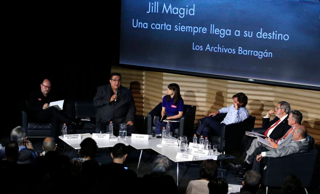 De izquierda a derecha Ricardo Raphael, Cuauhtémoc Medina, Jill Magid, César Cervantes, Luis Vega, Ismael Reyes Retama y Enrique de Anda. FOTO: Agustín Salinas/EL UNIVERSAL.