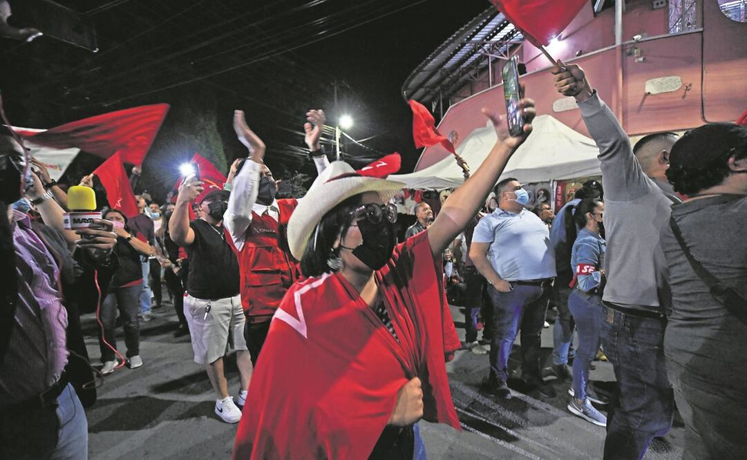 Simpatizantes de la candidata por el Partido Libertad y Refundación (LIBRE) celebran su ventaja en las presidenciales de ayer. El ganador sustituirá al presidente Juan Orlando Hernández. Foto: Luis Acosta. AFP