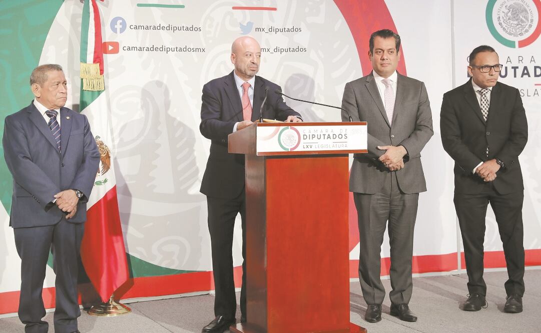 La solicitud de desafuero llegó ayer a la Cámara de Diputados en punto de las 13:38 horas, y fue entregada por el fiscal Renato Sales Heredia (centro) al presidente de San Lázaro, Sergio Gutiérrez, de Morena (tercero de izq. a der.).